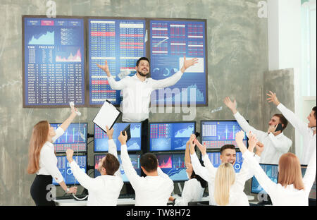 Lager Händler Erfolg feiern im Büro aufgeregt Stockfoto