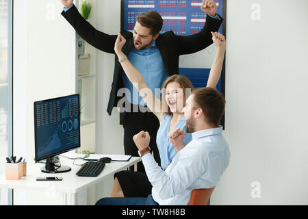 Lager Händler Erfolg feiern im Büro aufgeregt Stockfoto