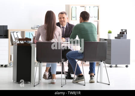 Junges Paar beim Notar Stockfoto