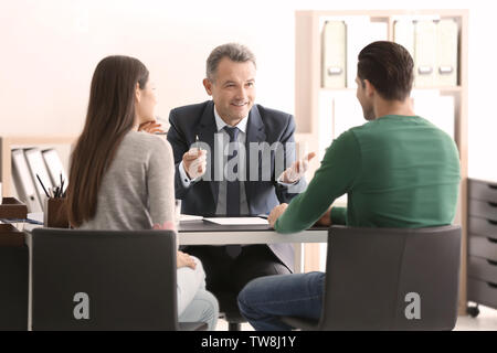 Junges Paar beim Notar Stockfoto
