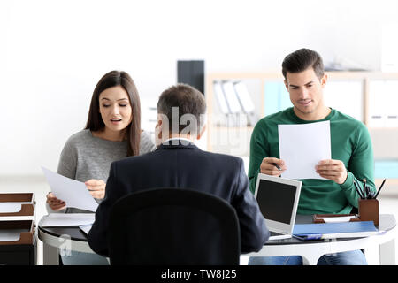 Junges Paar beim Notar Stockfoto
