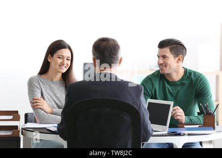 Junges Paar beim Notar Stockfoto