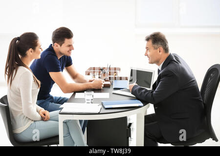 Junges Paar beim Notar Stockfoto