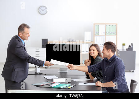 Junges Paar beim Notar Stockfoto