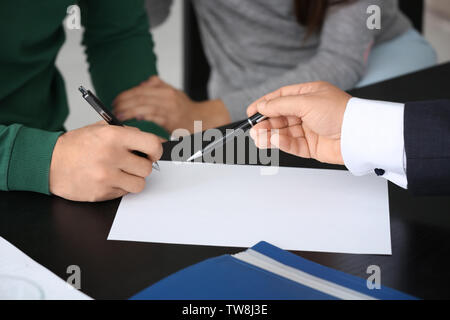 Signieren von Dokumenten beim Notar Stockfoto