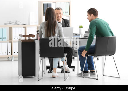 Junges Paar beim Notar Stockfoto