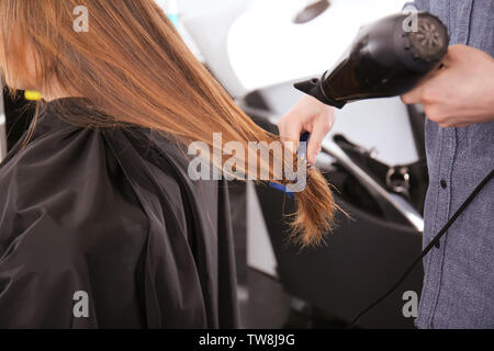 Professionelle Stylisten föhnen Woman's Haar, Salon, Nahaufnahme Stockfoto