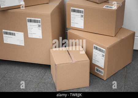 Gelieferten Pakete auf dem Boden, Nahaufnahme Stockfoto