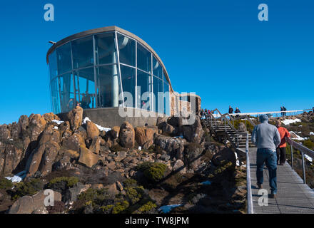 Pinnacle Beobachtung Tierheim in Mount Wellington mit Schnee im Vordergrund, ein beliebtes Touristenziel von Hobart, Tasmanien, Australien Stockfoto