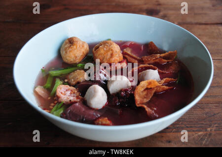 Yen Ta Fo Noodle (Rosa Nudelsuppe) Yong tau foo (auch Yong Tao foo geschrieben, Yong tau Fu, Yong tau hu oder Yong Tofu; yentafo in Thailand) Stockfoto