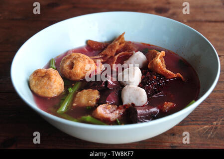 Yen Ta Fo Noodle (Rosa Nudelsuppe) Yong tau foo (auch Yong Tao foo geschrieben, Yong tau Fu, Yong tau hu oder Yong Tofu; yentafo in Thailand) Stockfoto