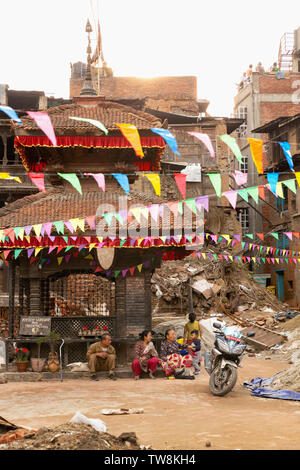 Familie sitzt bei Store im Potters Square, Bhaktapur, Provinz Nr. 3, Nepal, Asien Stockfoto