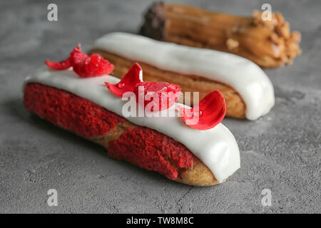 Lecker eclairs auf grunge Hintergrund Stockfoto