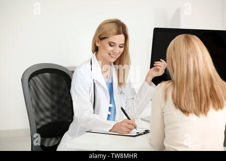Ärztin consulting Reifes Paar in der Klinik Stockfoto