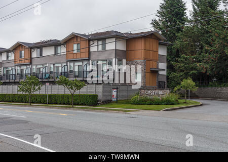 ABBOTSFORD, KANADA - 29. MAI 2019: Blick auf die Straße von Kleinstadt Wohnhäusern im Frühjahr. Stockfoto