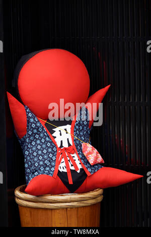 Sarubobo, Baby monkey rot Puppe, Japanisch amulett, Glücksbringer und ein Souvenir Lokale der Stadt Takayama. Hida-Takayama, Präfektur Gifu, Japan. Stockfoto