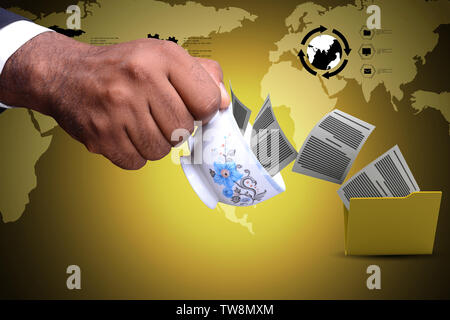 Übertragen von Dateien von der Tasse Tee Stockfoto