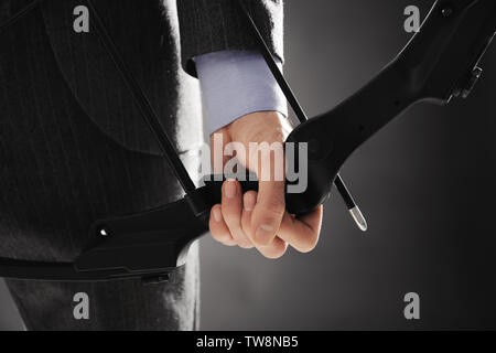 Unternehmer üben Bogenschießen auf dunklem Hintergrund Stockfoto