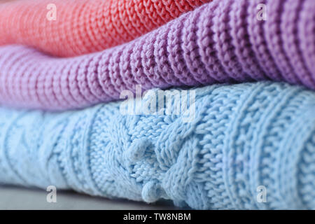 Gefaltete gestrickte Pullover, Nahaufnahme. Saisonale weiblichen Kleiderschrank Stockfoto