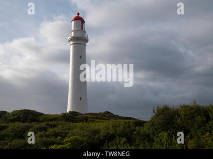 Split Point Lighthouse an Aireys Inlet an der Great Ocean Road Victoria Australien im Jahr 1891 ist ein beliebtes touristisches Reiseziel außerhalb Melbou Stockfoto