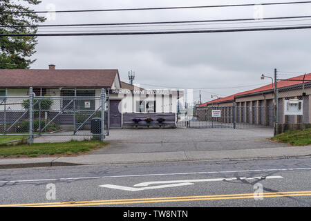 ABBOTSFORD, KANADA - 29. MAI 2019: Blick auf die Straße von Kleinstadt Wohnhäusern im Frühjahr. Stockfoto