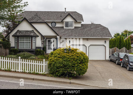 ABBOTSFORD, KANADA - 29. MAI 2019: Blick auf die Straße von Kleinstadt Wohnhäusern im Frühjahr. Stockfoto