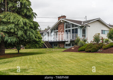 ABBOTSFORD, KANADA - 29. MAI 2019: Blick auf die Straße von Kleinstadt Wohnhäusern im Frühjahr. Stockfoto