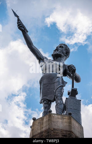 Die Vulcan Statue, die größte gusseiserne Statue in der Welt, mit Blick auf die Stadt Birmingham, Alabama, von oben auf Roter Berg. (USA) Stockfoto