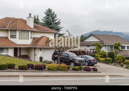 ABBOTSFORD, KANADA - 29. MAI 2019: Blick auf die Straße von Kleinstadt Wohnhäusern im Frühjahr. Stockfoto