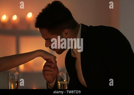 Junger Mann küssen die Hand seiner Freundin auf romantisches Date Stockfoto