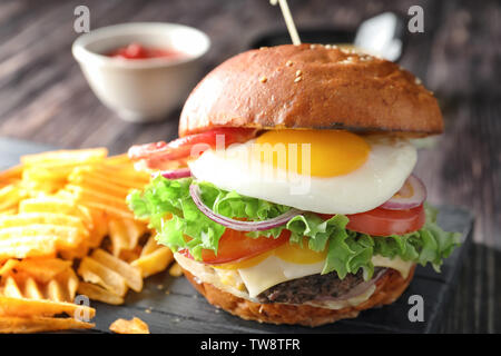 Leckere Burger mit Spiegelei auf Tisch, Nahaufnahme Stockfoto