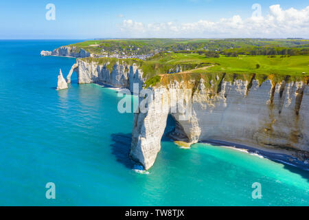 Malerische Landschaft mit Panoramablick auf den Klippen von Etretat. Natürliche fantastischen Klippen. Etretat, Normandie, Frankreich, La Manche oder Englischer Kanal. Küste des Pays de Caux, in sonnigen Sommertag. Frankreich Stockfoto