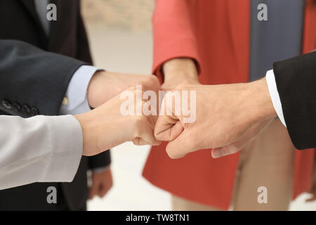 Gruppe von Menschen die Hände zusammen, als Symbol der Einheit Stockfoto