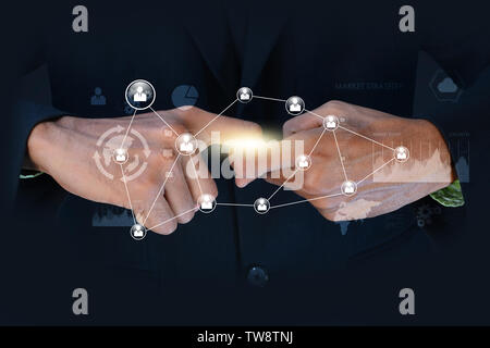 Elektrische Funken zwischen zwei Fingern von Mans Hände Stockfoto