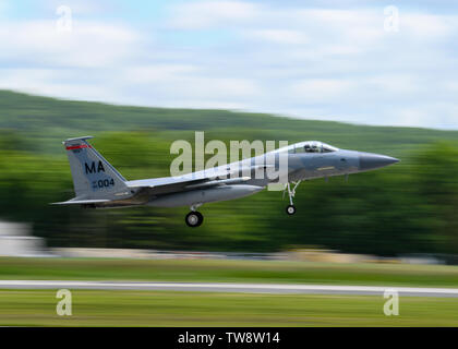 104 Fighter Wing F-15 Adler Rückkehr von Arctic Challenge Übung Juni 6, 2019, bei Barnes Air National Guard Base, Massachusetts. Die Übung gab Piloten die Chance auf Offensive Counterair zu trainieren, damit voll qualifizierte Bekämpfung bereit Piloten. (U.S. Air National Guard Foto von Airman 1st Class Randy Burlingame) Stockfoto