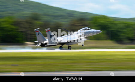 104 Fighter Wing F-15 Adler Rückkehr von Arctic Challenge Übung Juni 6, 2019, bei Barnes Air National Guard Base, Massachusetts. Die Übung gab Piloten die Chance auf Offensive Counterair zu trainieren, damit voll qualifizierte Bekämpfung bereit Piloten. (U.S. Air National Guard Foto von Airman 1st Class Randy Burlingame) Stockfoto