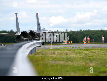 104 Fighter Wing F-15 Adler Rückkehr von Arctic Challenge Übung Juni 6, 2019, bei Barnes Air National Guard Base, Massachusetts. Die Übung gab Piloten die Chance auf Offensive Counterair zu trainieren, damit voll qualifizierte Bekämpfung bereit Piloten. (U.S. Air National Guard Foto von Airman 1st Class Randy Burlingame) Stockfoto