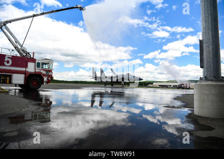 104 Tiefbau Squadron Feuerwehrmänner waschen 104 Fighter Wing F-15 Adler, wie sie von arktischen Herausforderung Übung Juni 6, 2019 zurückzukehren, bei Barnes Air National Guard Base, Massachusetts. Die Übung gab Piloten die Chance auf Offensive Counterair zu trainieren, damit voll qualifizierte Bekämpfung bereit Piloten. (U.S. Air National Guard Foto von Airman 1st Class Randy Burlingame) Stockfoto