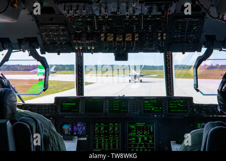 Us-Marines mit Marine Antenne Refueler Transport Squadron 234, Marine Flugzeuge Gruppe 41, 4 Marine Flugzeugflügel, bereiten Sie sie vor dem Start von einer KC-130 Hercules während der Luftbetankung Training Mission an der Canadian Forces Base kalten See, Kanada, 17. Juni 2019, zur Unterstützung der Sentinel Edge 19. MARFORRES Staffeln teilnehmen in SE19 zu den vollständigen jährlichen Schulungen und die Bereitschaft und Kompetenz zu erhöhen. (U.S. Marine Corps Foto von Sgt. Andy O. Martinez) Stockfoto