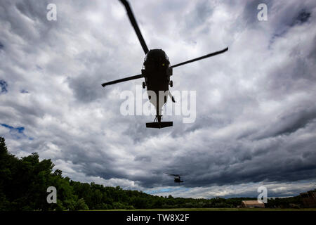 Ein U.S. Army UH-60L, Vorderseite und ein UH-60M Black Hawk mit der 1 Assault Helicopter Bataillon, 150 Aviation Regiment, New Jersey Army National Guard, während eine interinstitutionelle Koordinierung an die Heimatverteidigung Technology Center, Picatinny Arsenal, N.J., 14. Juni 2019. 150 Aviation Regiment ausgebildet, mit der 21 Massenvernichtungswaffen Destruction-Civil Support Team und der New-Jersey Abteilung der Korrekturen C.O.B.R.A. (Chemische, Kampfmittel, biologische, radiologische, Beihilfen). (New Jersey National Guard Foto von Mark C. Olsen) Stockfoto