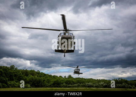 Ein U.S. Army UH-60L, Vorderseite und ein UH-60M Black Hawk mit der 1 Assault Helicopter Bataillon, 150 Aviation Regiment, New Jersey Army National Guard, während eine interinstitutionelle Koordinierung an die Heimatverteidigung Technology Center, Picatinny Arsenal, N.J., 14. Juni 2019. 150 Aviation Regiment ausgebildet, mit der 21 Massenvernichtungswaffen Destruction-Civil Support Team und der New-Jersey Abteilung der Korrekturen C.O.B.R.A. (Chemische, Kampfmittel, biologische, radiologische, Beihilfen). (New Jersey National Guard Foto von Mark C. Olsen) Stockfoto