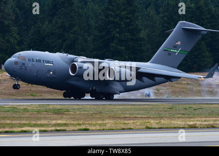 Das erste Flugzeug landet auf den neu asphaltierten Abschnitten. Start- und Landebahn am McChord Feld, 17. Juni 2019, an Joint Base Lewis-McChord. McChord Bereich Flugzeuge und Piloten der fortzuführenden Aktivitäten an anderen Westküste Grundlagen während der Start- und Landebahn wieder aufgetaucht war. (U.S. Air Force Foto von Airman 1st Class Sara Hoerichs) Stockfoto