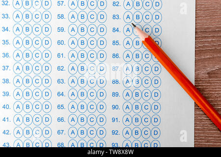 Bleistift und Prüfblatt auf Tisch, Nahaufnahme. Vorbereitung für die Prüfung Stockfoto
