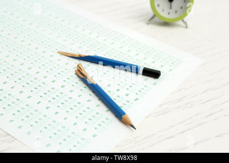 Gebrochenen Bleistift und Prüfblatt auf Tisch, Nahaufnahme. Vorbereitung für die Prüfung Stockfoto