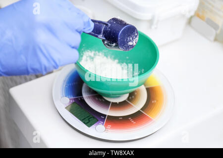 Kosmetiker, Gesichtsmaske in Spa Salon, Nahaufnahme Stockfoto