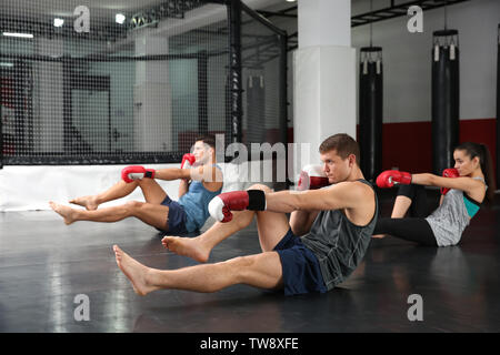 Junge Boxer Aufwärmen vor dem Training im Fitnessraum Stockfoto