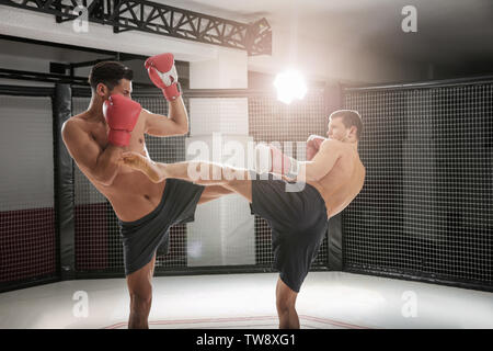 Zwei starke kickboxers in der Turnhalle kämpfen Stockfoto