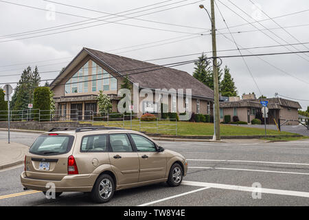 ABBOTSFORD, KANADA - 29. MAI 2019: Blick auf die Straße von einer kleinen Stadt mit Kirche im Frühling. Stockfoto