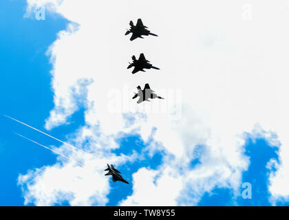 104 Fighter Wing F-15 Adler Rückkehr von Arctic Challenge Übung Juni 6, 2019, bei Barnes Air National Guard Base, Massachusetts. Die Übung gab Piloten die Chance auf Offensive Counterair zu trainieren, damit voll qualifizierte Bekämpfung bereit Piloten. (U.S. Air National Guard Foto von Airman 1st Class Randy Burlingame) Stockfoto