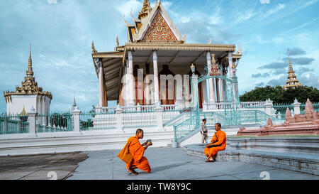 Phnom Penh, Kambodscha - August 2016: Zwei Mönche die Bilder mit einem iPad vor dem Königlichen Palast. Stockfoto